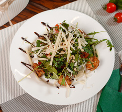 Салат с креветками и рукколой 