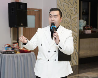 Бекжан Маханбет — ведущий, который задаёт ритм событию